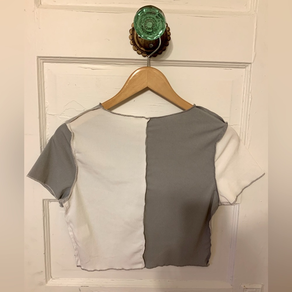 Color Block Crop Top - Picture 3 of 3